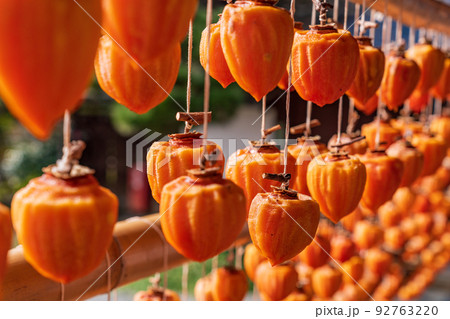 (山梨県)旧高野家住宅(甘草屋敷)、軒先の柿すだれ(枯露柿) (山梨県)旧高野家住宅(甘草屋敷)、軒先の柿すだれ(枯露柿) 92763220
