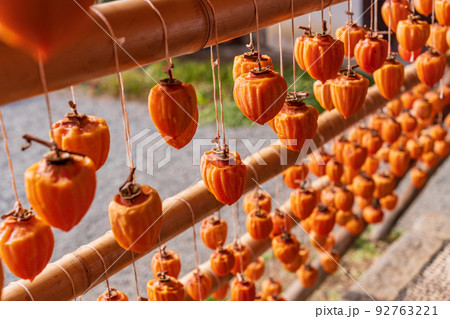 （山梨県）旧高野家住宅（甘草屋敷）、軒先の柿すだれ（枯露柿） 92763221