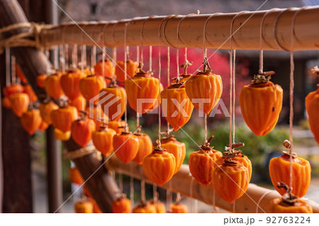 （山梨県）旧高野家住宅（甘草屋敷）、軒先の柿すだれ（枯露柿） 92763224