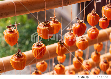 (山梨県)旧高野家住宅(甘草屋敷)、軒先の柿すだれ(枯露柿) (山梨県)旧高野家住宅(甘草屋敷)、軒先の柿すだれ(枯露柿) 92763228