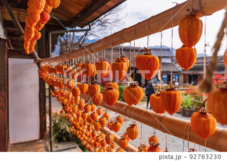 （山梨県）旧高野家住宅（甘草屋敷）、軒先の柿すだれ（枯露柿） 92763230