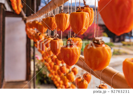 （山梨県）旧高野家住宅（甘草屋敷）、軒先の柿すだれ（枯露柿） 92763231