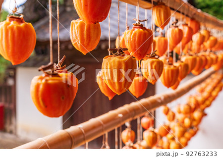 （山梨県）旧高野家住宅（甘草屋敷）、軒先の柿すだれ（枯露柿） 92763233