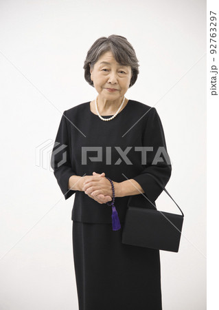 喪服を着たシニア女性 92763297