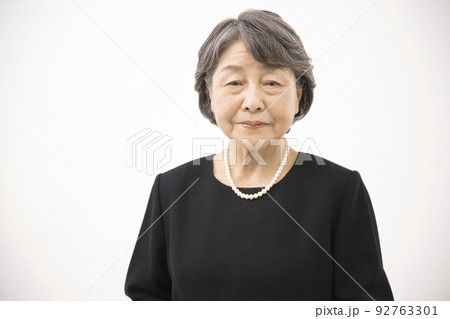 喪服を着たシニア女性 喪服を着たシニア女性 92763301