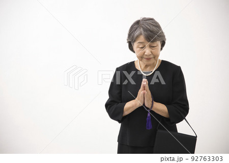 喪服を着たシニア女性 92763303