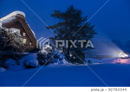 世界遺産　白川村　冬のライトアップ 92763344