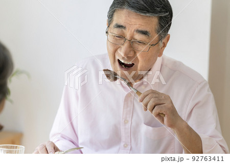 ステーキを食べる70代の男性 92763411