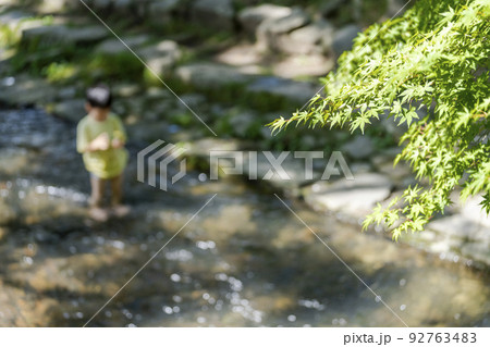 夏の京都　上賀茂神社（加茂別雷神社）　境内の御物井川(御物忌川)と子供　京都府京都市 92763483