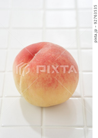 美味しそうな日本の桃 92763535