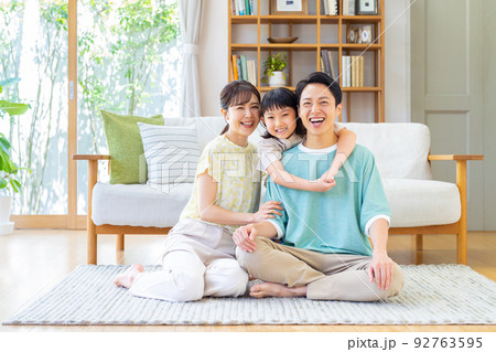 リビングでくつろぐ若い家族 リビングでくつろぐ若い家族 92763595