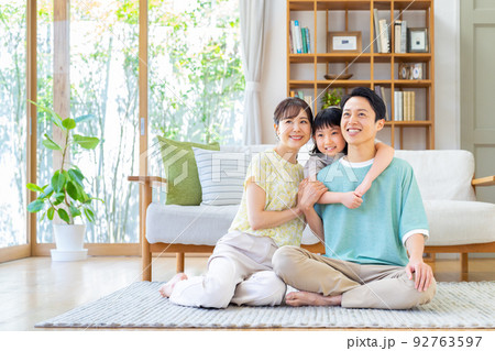 リビングでくつろぐ若い家族 リビングでくつろぐ若い家族 92763597