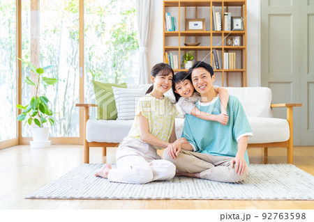 リビングでくつろぐ若い家族 92763598