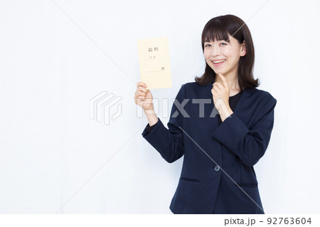 給料袋を持って悩む30代のビジネスウーマン 給料袋を持って悩む30代のビジネスウーマン 92763604