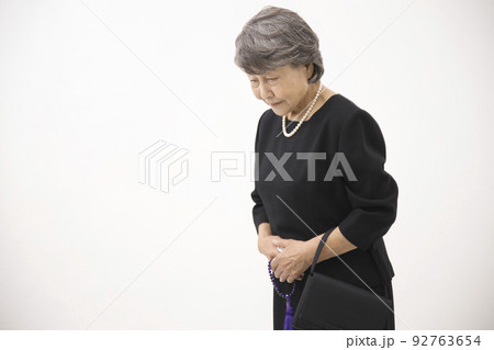 喪服を着たシニア女性 92763654
