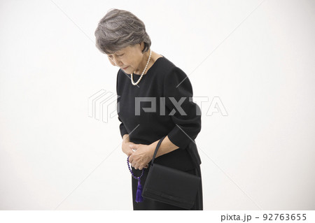 喪服を着たシニア女性 92763655