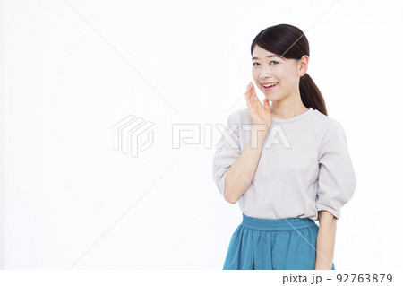 笑顔で呼びかけている30代の女性 92763879