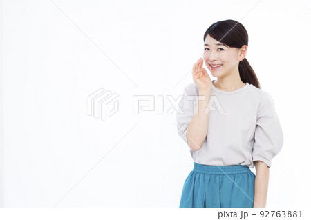 笑顔で呼びかけている30代の女性 92763881