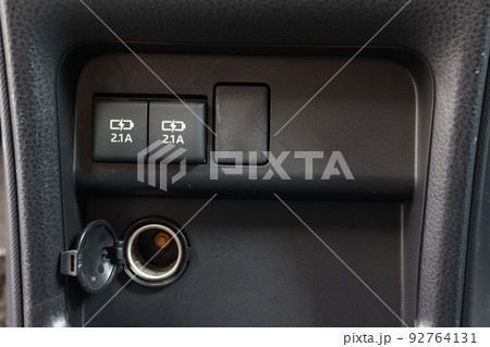 車のUSBポートとシガーソケット 車のUSBポートとシガーソケット 92764131