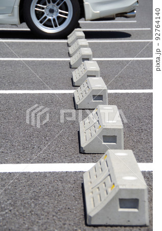 駐車場の駐車枠に乗用車をバックで駐車した状態 92764140
