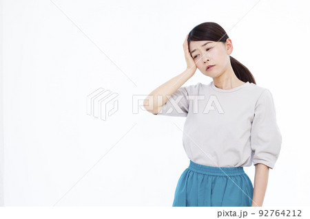 頭が痛い30代の女性 頭が痛い30代の女性 92764212