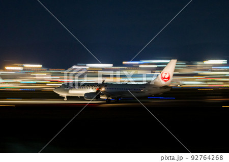 【大阪国際空港】伊丹空港から離陸する飛行機 92764268