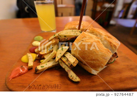 南米ペルーの観光地、クスコのカフェでランチ、ハンバーガー 92764487