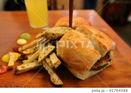 南米ペルーの観光地、クスコのカフェでランチ、ハンバーガー 92764488