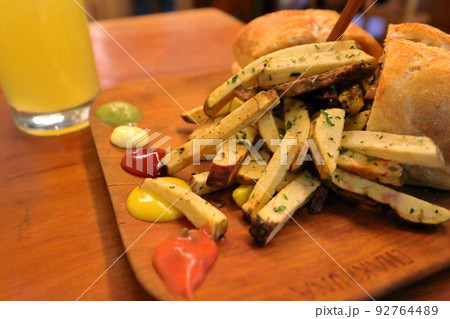 南米ペルーの観光地、クスコのカフェでランチ、ハンバーガー 92764489