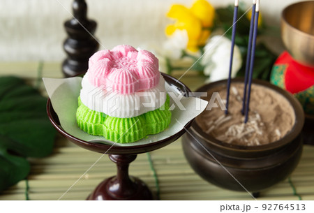 精霊棚の盆菓子 和菓子 らくがん お盆 蓮の花のお供え菓子の写真素材