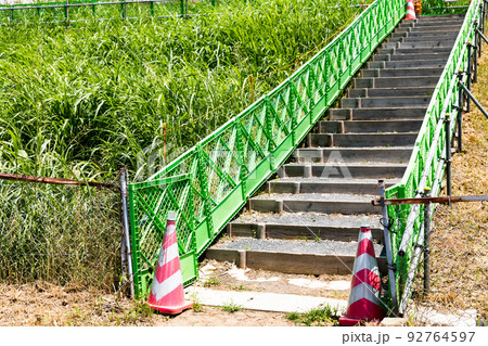 埼玉県入間川 樋菅改築工事現場 仮設階段とフェンス 埼玉県入間川 樋菅改築工事現場 仮設階段とフェンス 92764597