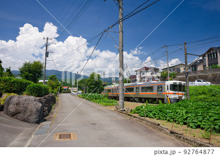夏に向かって進む電車　御殿場線の景観 92764877