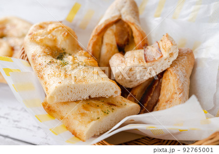 ベーコンフランスとチーズ明太子ナン 92765001