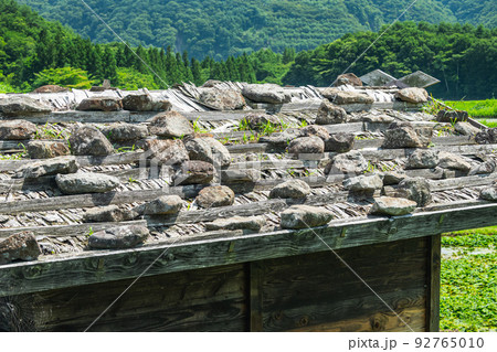 石を乗せた屋根 92765010
