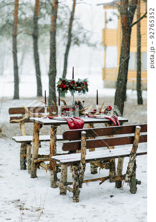 Winter Wedding decor with red roses 92765352