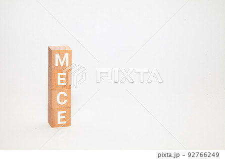 mece。重複せず、漏れなく。木製ブロックに書かれたMECEの文字。 92766249