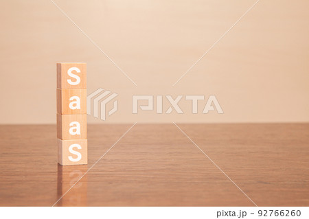 サース。SaaS。木製のブロックに描かれているDXの文字。サーズ。 サース。SaaS。木製のブロックに描かれているDXの文字。サーズ。 92766260