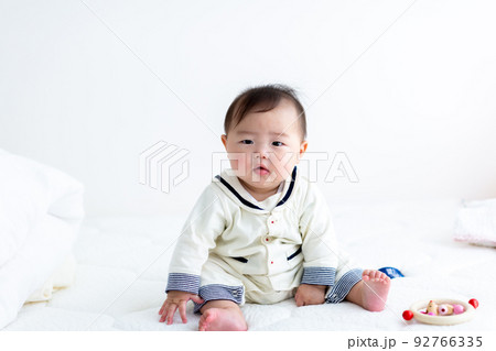 お座りをするあかちゃん 乳児 お座りをするあかちゃん 乳児 92766335