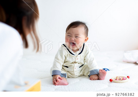 お座りをするあかちゃんと母親 乳児 お座りをするあかちゃんと母親 乳児 92766382
