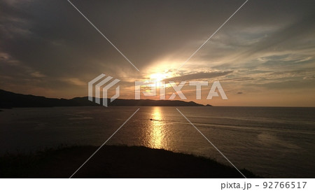 海に沈む夕日 92766517