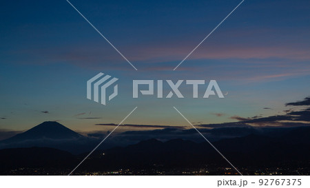 弘法山から臨む富士山の夕暮れ・神奈川県 92767375