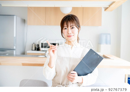 家事代行　家政婦　女性 92767379