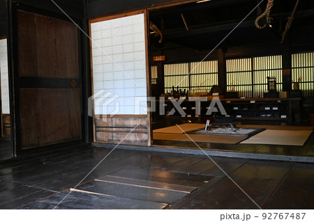合掌造りの屋内と囲炉裏 92767487