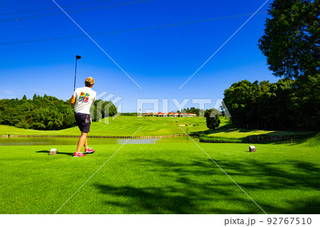 ゴルフ場で池越えのドライバーショットを打った後、ボールの行方を目で追う男性の後姿(千葉県木更津市) ゴルフ場で池越えのドライバーショットを打った後、ボールの行方を目で追う男性の後姿(千葉県木更津市) 92767510
