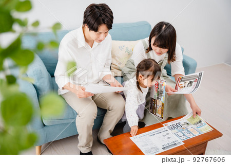 明るい部屋で物件選びをする家族 明るい部屋で物件選びをする家族 92767606