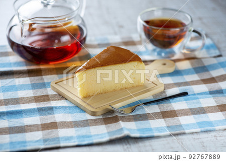 チーズケーキ（チーズスフレ）と紅茶 92767889