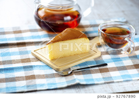 チーズケーキ（チーズスフレ）と紅茶 92767890