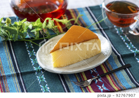 チーズケーキ（チーズスフレ）と紅茶 92767907