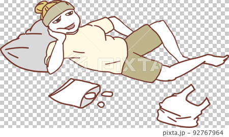 在客廳裡閒逛的女人 92767964