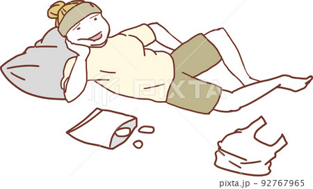 リビングでゴロゴロしている女性 リビングでゴロゴロしている女性 92767965